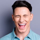 "Würdest du dich als spontan und humorvoll einschätzen?"  Der Clou bei dieser Frage: Wenn der Interviewte das gewünschte "Ja" antwortete, folgte die Aufforderung: "Dann erzähle doch mal einen Witz." Wer weder Witz noch eine andere schlagfertige Antwort parat hat, entlarvt sich hier selbst. (gefragt von: JAM! Reisen)