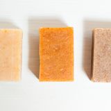 Seifenstücke liegen nebeneinander