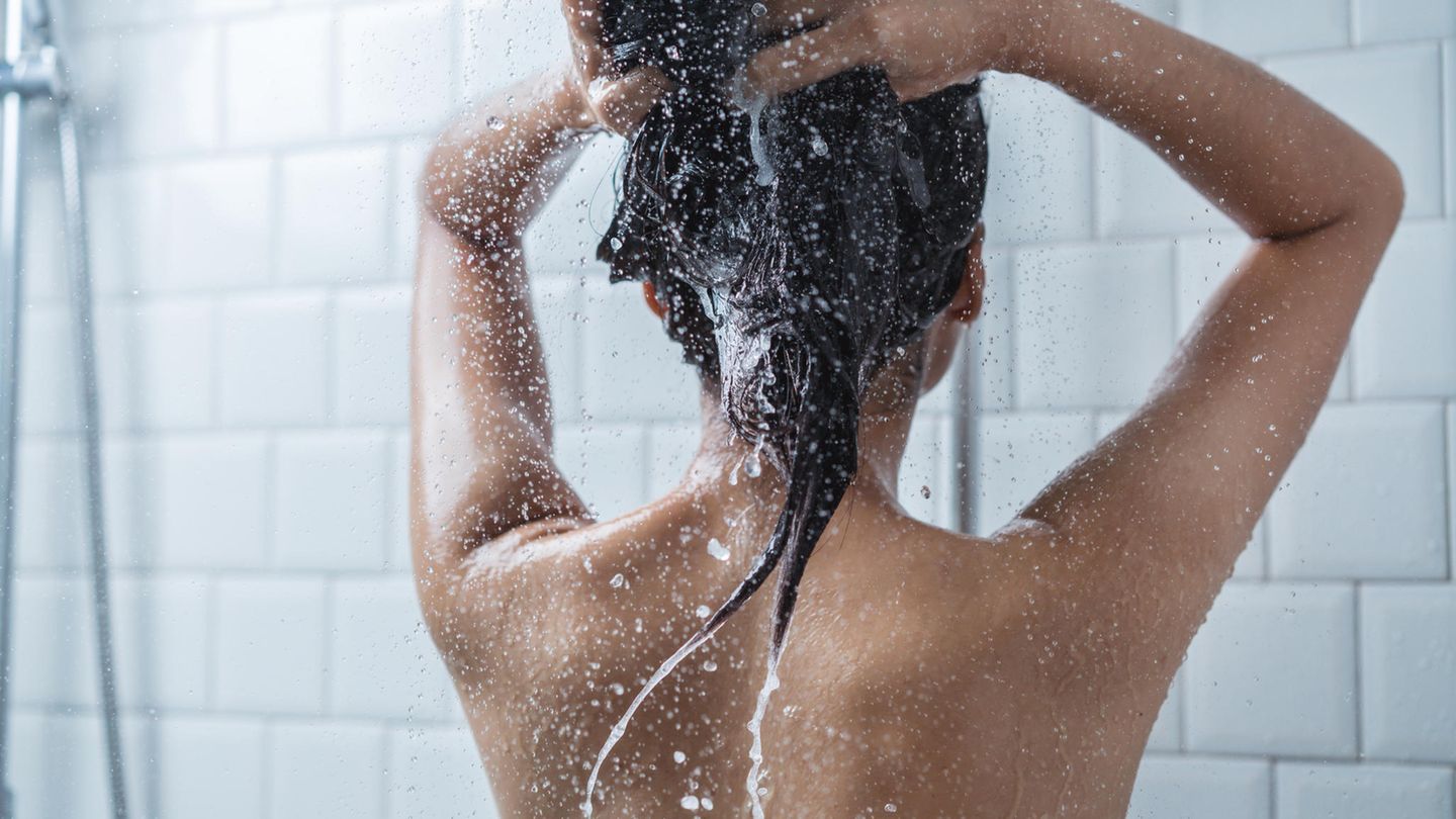 Frau wäscht sich die Haare Frau wäscht sich die Haare