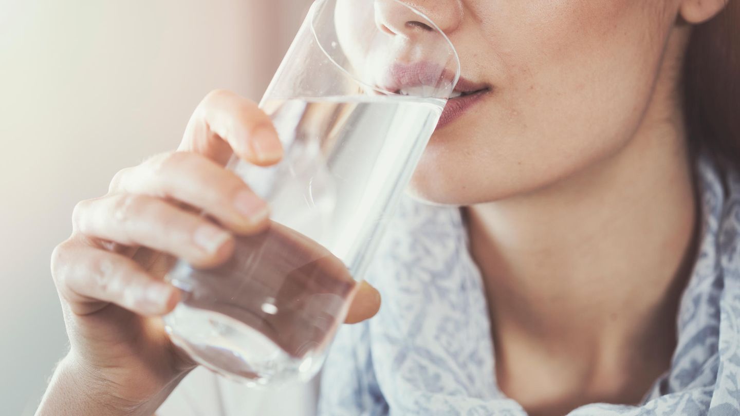Frau trinkt ein Glas Wasser Frau trinkt ein Glas Wasser