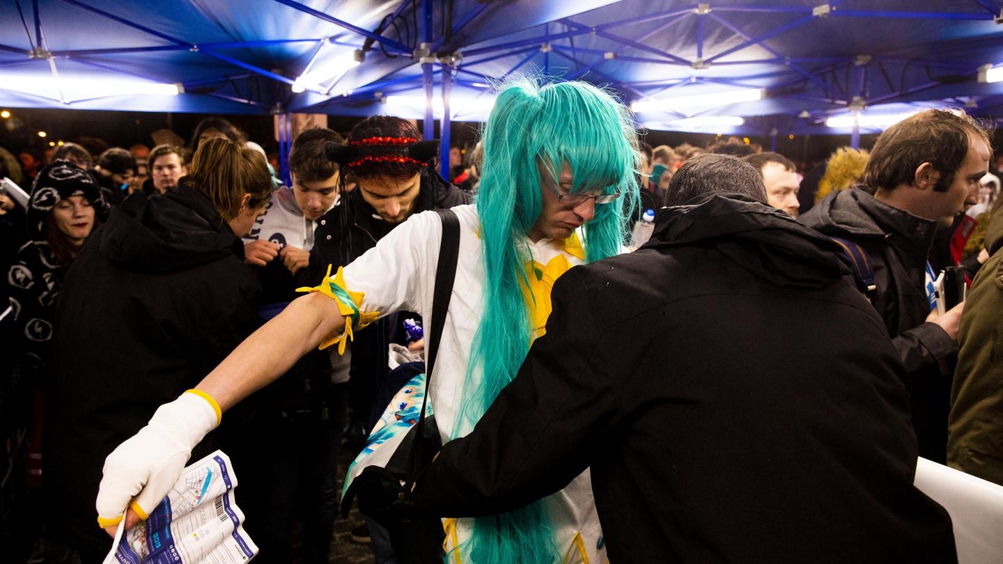 Einlasskontrolle beim Konzert von Hatsune Miku