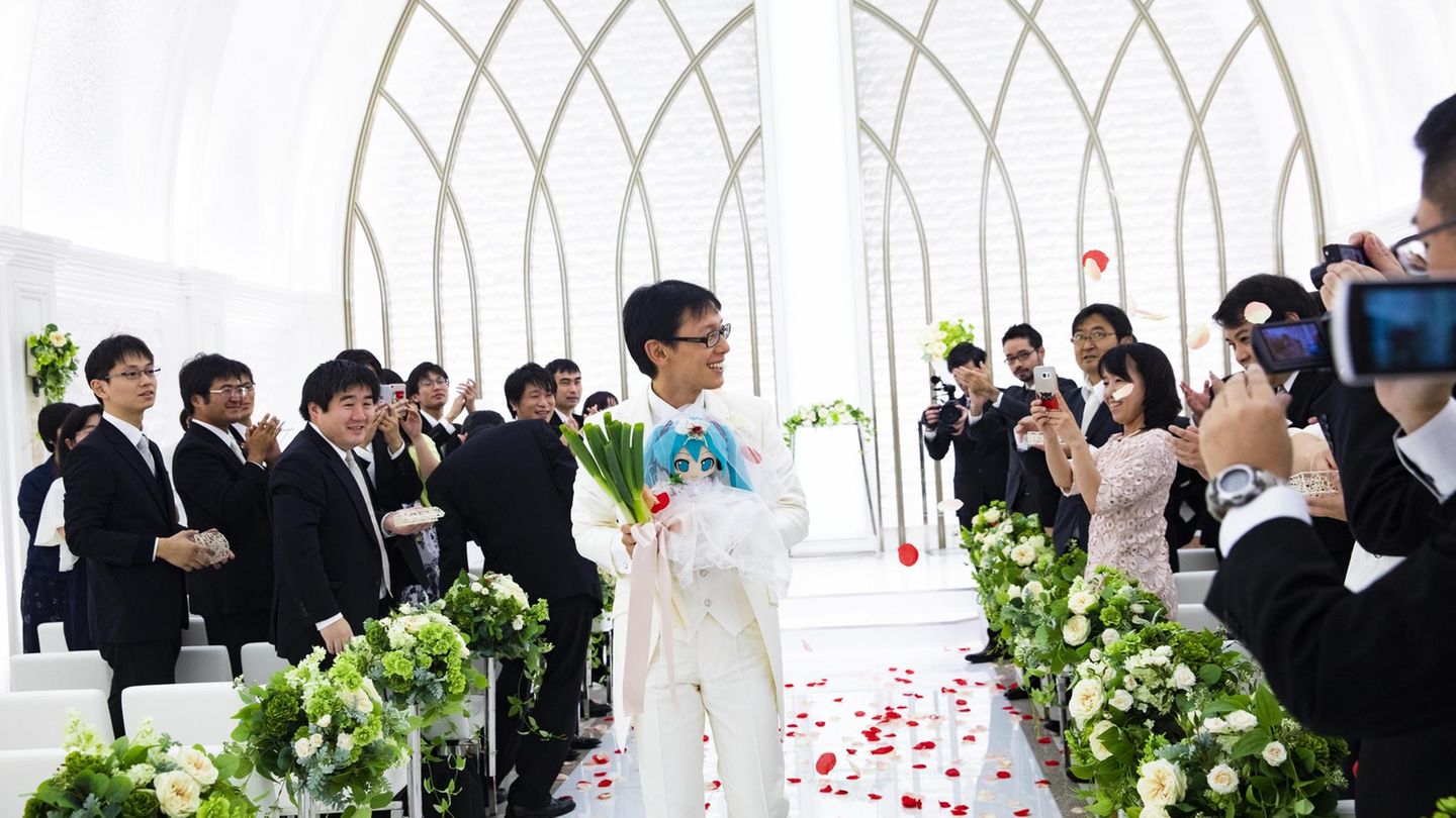 Akihiko Kondo, 35, heiratet sein Idol Miku