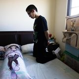 Ein junger Taiwanese vor dem Kissenbezug mit seiner Lieblingssängerin