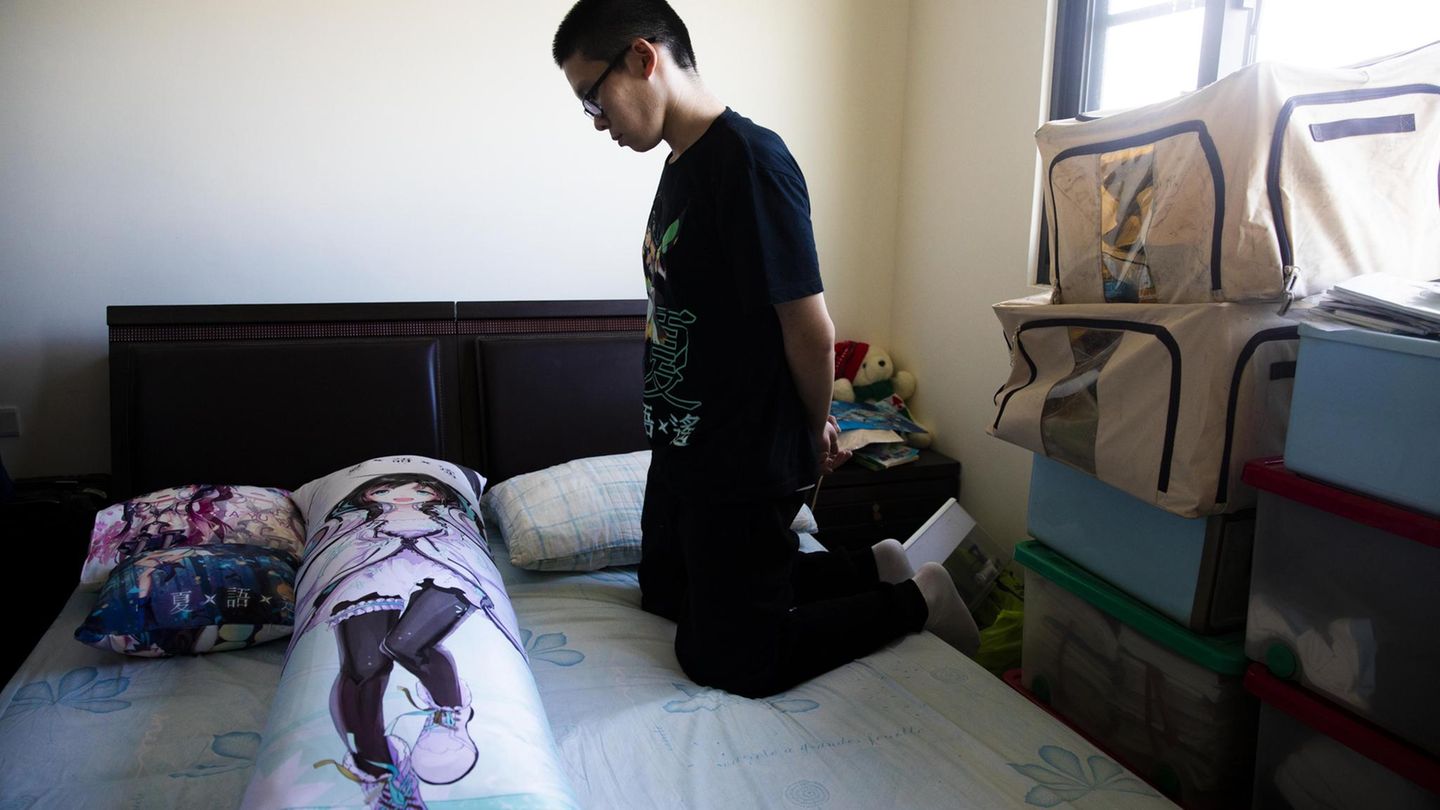 Ein junger Taiwanese vor dem Kissenbezug mit seiner Lieblingssängerin