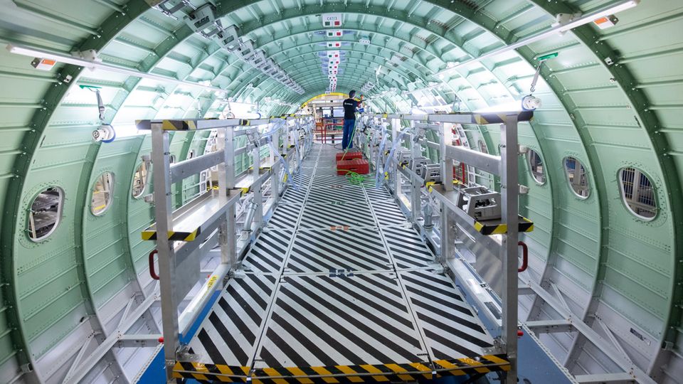 Ein Airbus-Techniker in einem Rumpfsegment in der neuen Strukturmontage der Airbus A320-Familie in Hangar 245 im Werk Hamburg-Finkenwerder