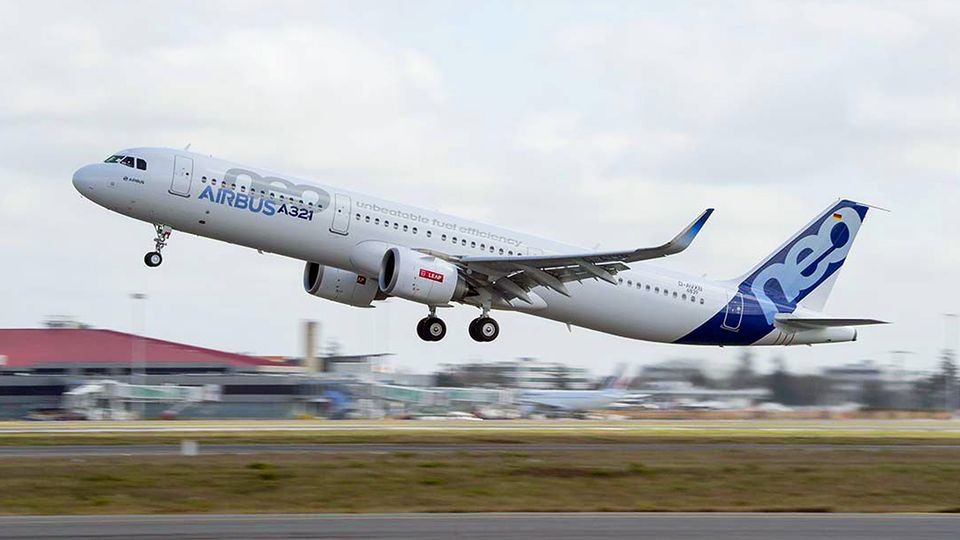 Follow Me: Ein Airbus A321 neo beim Start: Die Abkürzung "neo" steht für "new engine option", die neuste Triebwerksgeneration. Ein Airbus A321 neo beim Start: Die Abkürzung "neo" steht für "new engine option", die neuste Triebwerksgeneration.