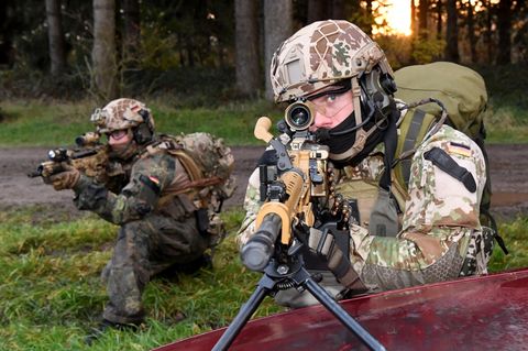 Ein Kampfschwimmer mit einem Maschinengewehr im Anschlag