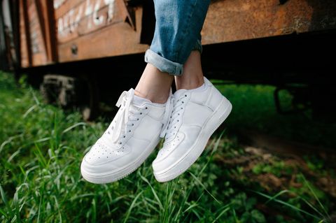 Die Füße einer Frau, die vegane Schuhe trägt