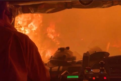 Feuer auf Kangaroo Island: Feuerwehrleute fahren durch das Inferno