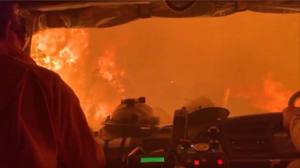 Feuer auf Kangaroo Island: Feuerwehrleute fahren durch das Inferno