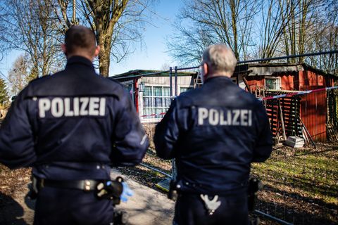 Polizisten auf einem Campingplatz in Lügde