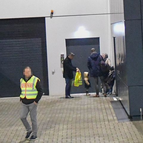 Polizisten sicherten die Ankunft von Elina Frizler am Hamburger Flughafen ab