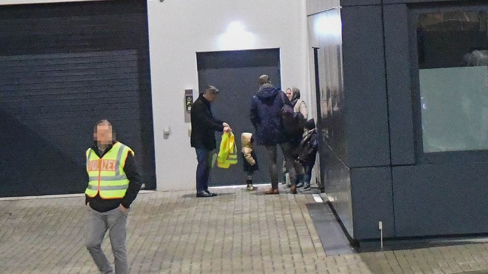 Polizisten sicherten die Ankunft von Elina Frizler am Hamburger Flughafen ab