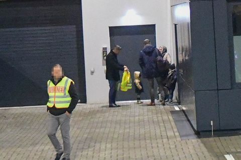 Polizisten sicherten die Ankunft von Elina Frizler am Hamburger Flughafen ab