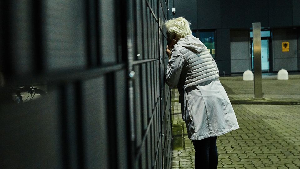 Nach Abschiebung durch Türkei: Verzweifelt versucht Ludmila Frizler, einen Blick durch den Zaun auf ihre Tochter und die Enkel zu erhaschen Verzweifelt versucht Ludmila Frizler, einen Blick durch den Zaun auf ihre Tochter und die Enkel zu erhaschen