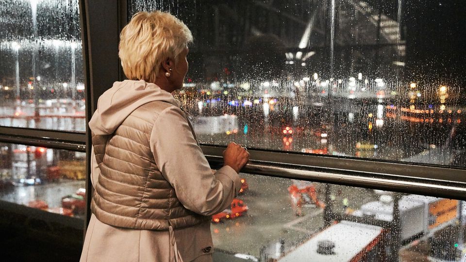 Elina Frizlers Mutter verfolgte die Ankunft ihrer Tochter von der Besucherplattform aus Elina Frizlers Mutter verfolgte die Ankunft ihrer Tochter von der Besucherplattform aus