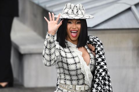 Cardi B winkt fröhlich in die Kamera