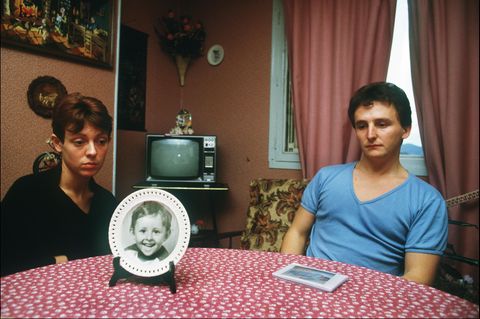 Christine und Jean-Marie Villemin, die Eltern des ermordeten Grégory, sitzen hinter einem Bild ihres kleinen Sohnes