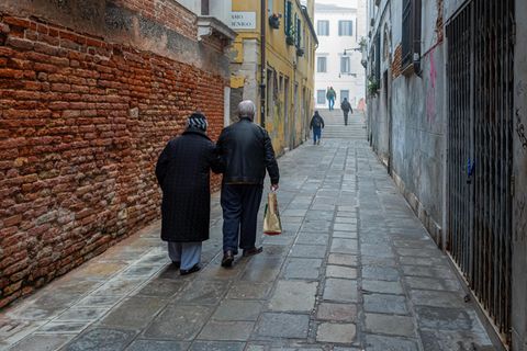 Senioren laufen durch Venedig