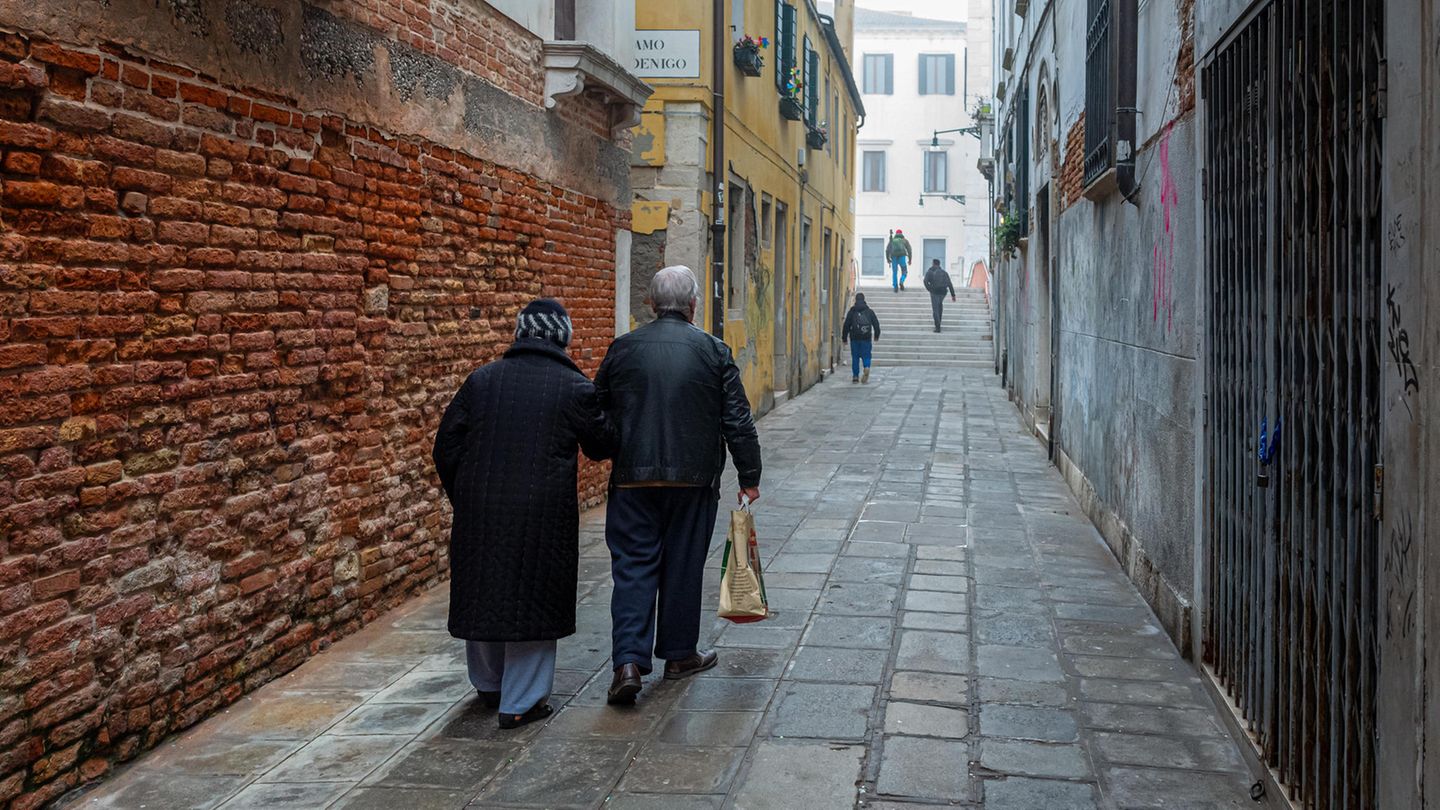 Senioren laufen durch Venedig