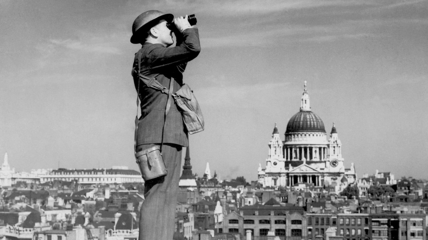 Zweiter Weltkrieg: Ein Helfer beobachtet den Luftraum über London. Ein Helfer beobachtet den Luftraum über London.