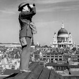 Ein Helfer beobachtet den Luftraum über London.