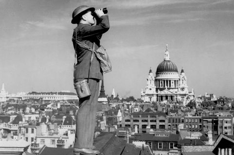 Ein Helfer beobachtet den Luftraum über London.