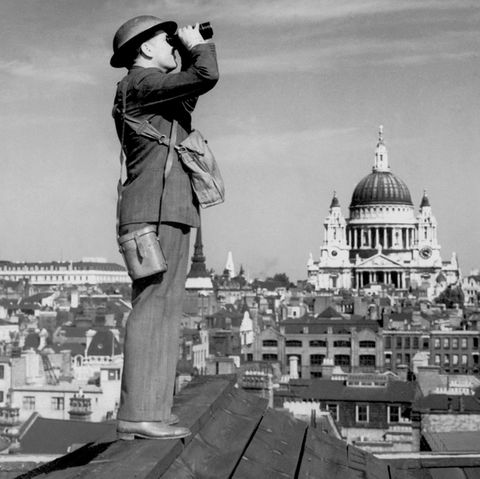 Ein Helfer beobachtet den Luftraum über London.