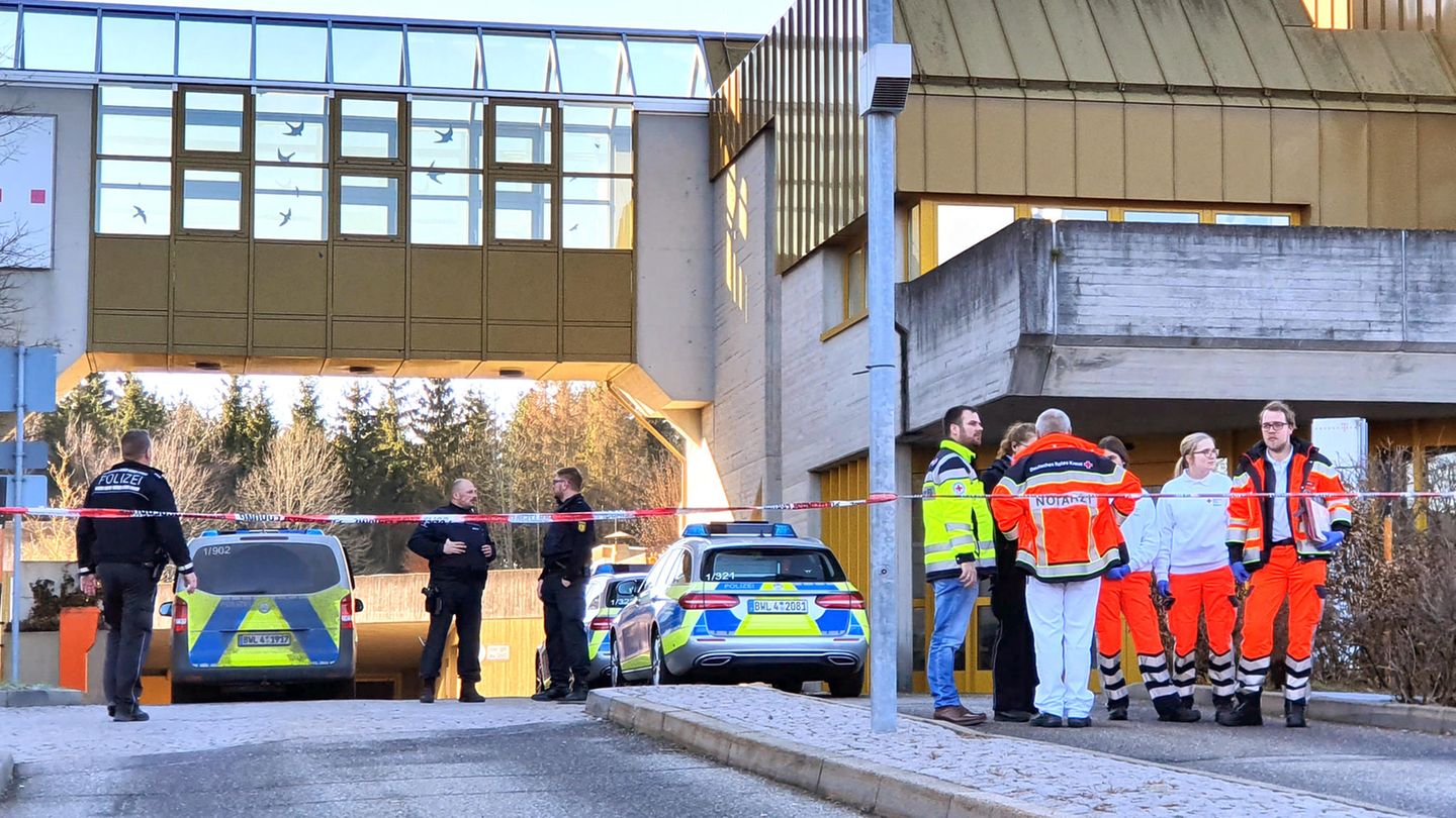 Einsatzkräfte der Polizei und der Rettungsdienste beim Jobcenter In Rottweil
