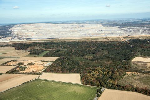 Der Tagebau Hambach hinter dem Hambacher Forst