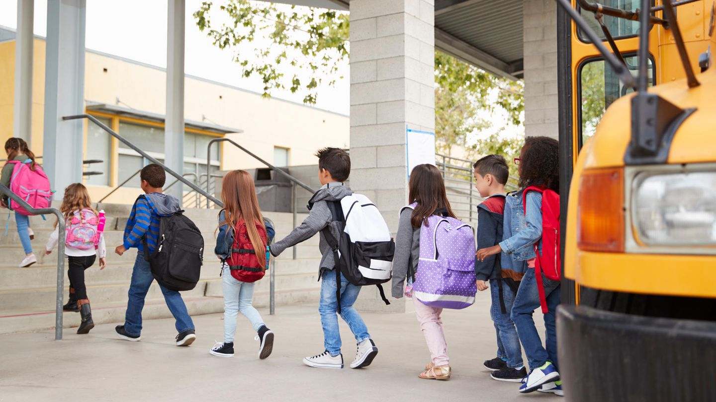Kinder steigen aus einem Schulbus aus