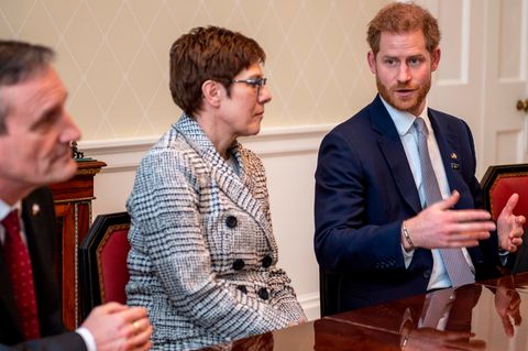 Annegret Kramp-Karrenbauer und Prinz Harry bei einem Treffen in London