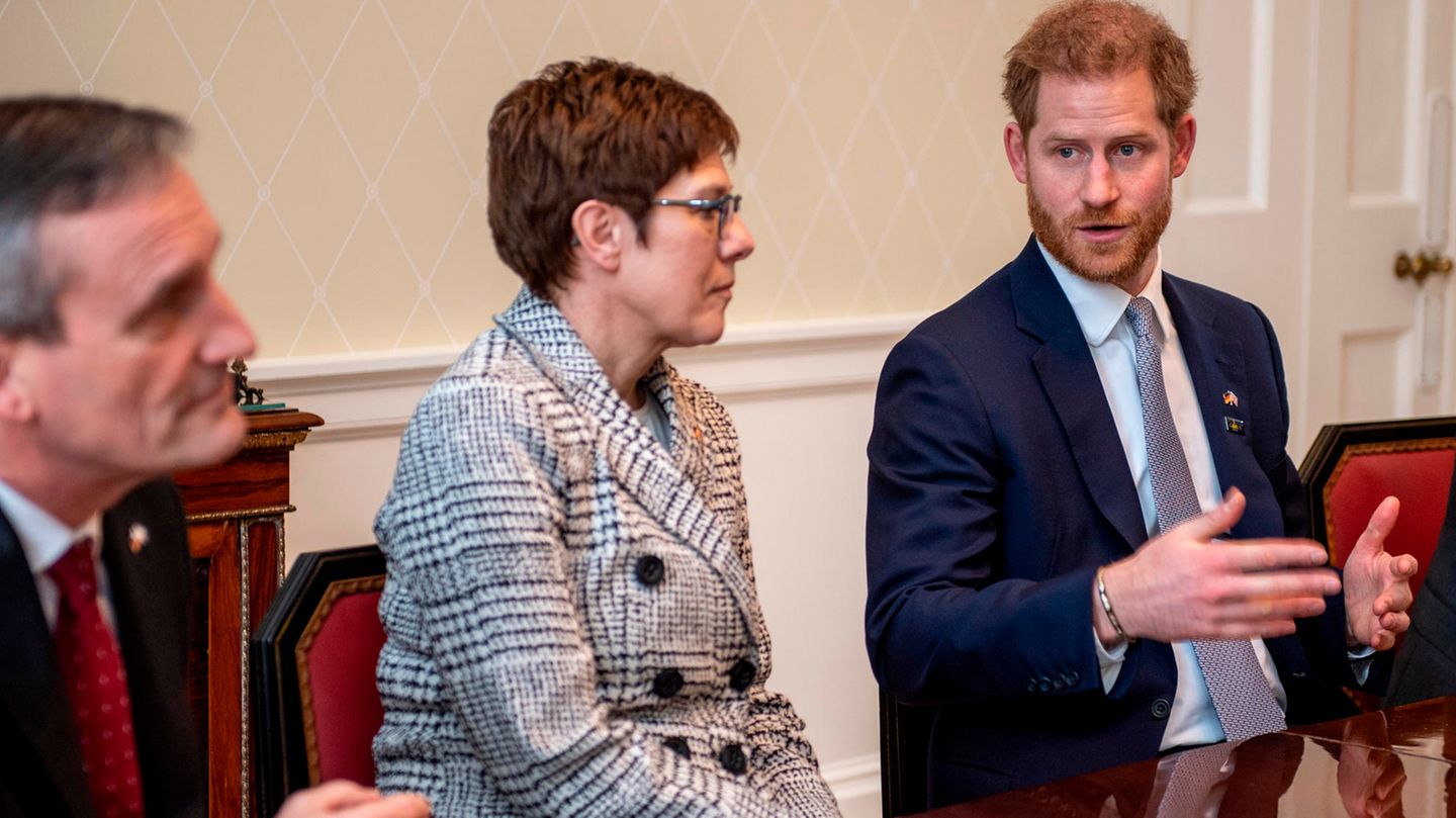 Annegret Kramp-Karrenbauer und Prinz Harry bei einem Treffen in London