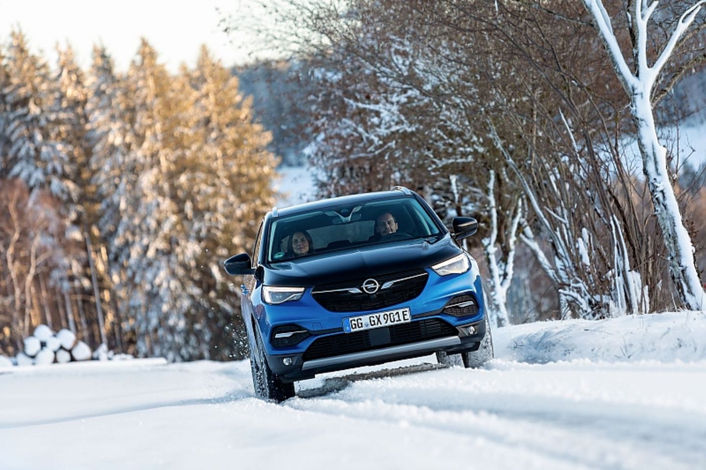 Der Opel Grandland X Hybrid4 erreicht nach 6,1 Sekunden die 100 km/h Marke