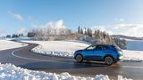Der Opel Grandland X Hybrid4 neigt sich in den Kurven
