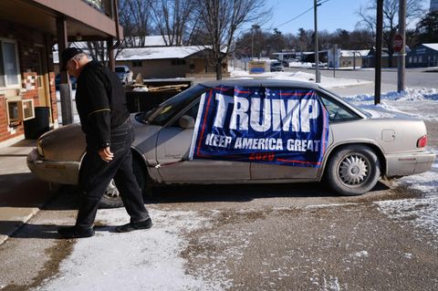Eine Trump-Flagge hängt in Emmetsburg, Iowa an einem Auto. In Iowa finden die ersten Vorwahlen der Demokraten statt