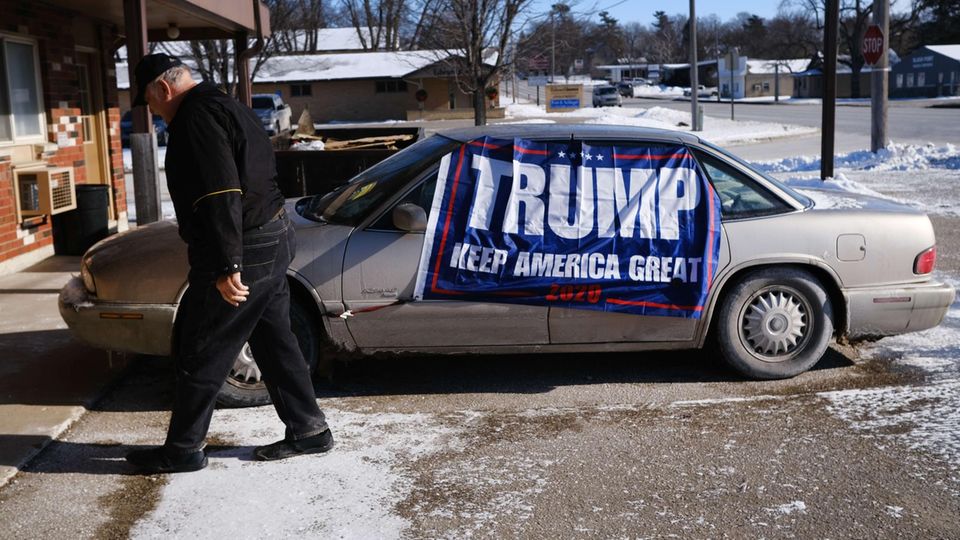Eine Trump-Flagge hängt in Emmetsburg, Iowa an einem Auto. In Iowa finden die ersten Vorwahlen der Demokraten statt