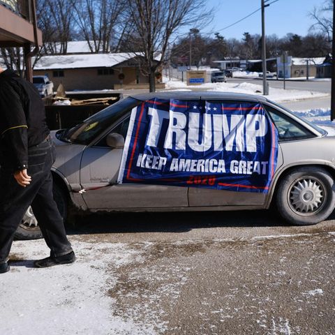 Eine Trump-Flagge hängt in Emmetsburg, Iowa an einem Auto. In Iowa finden die ersten Vorwahlen der Demokraten statt