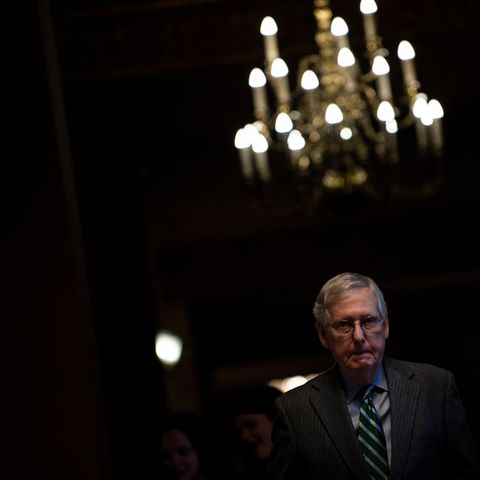 Mitch McConnell vor dunklem Hintergrund