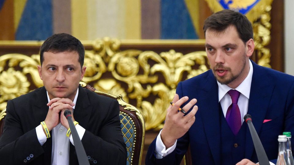Der ukrainische Ministerpräsident Olexii Gontscharuk (r.), hier neben Präsident Wolodymyr Selenskyj Der ukrainische Ministerpräsident Olexii Gontscharuk (r.), hier neben Präsident Wolodymyr Selenskyj