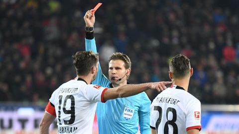 Bundesliga: Schiedsrichter Felix Brych zückt die rote Karte