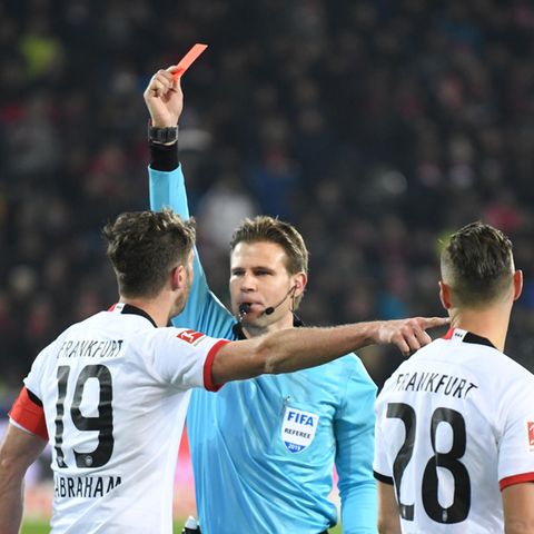Bundesliga: Schiedsrichter Felix Brych zückt die rote Karte