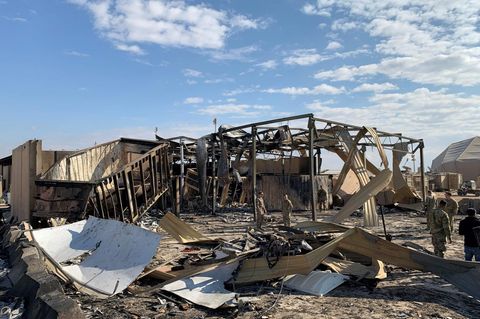Zerstörte Gebäude auf der  Luftwaffenbasis Al-Asad