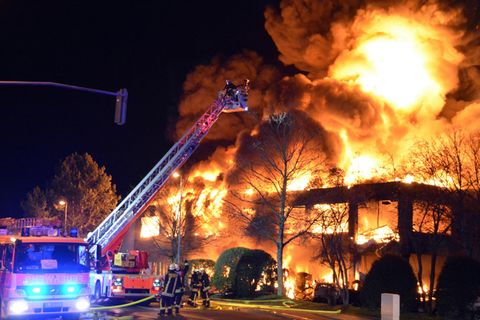  Düsseldorf: Zwei Feuerwehrmänner sind durch Explosionen bei einem Lagerhallenbrand in Düsseldorf verletzt worden, einer davon schwer