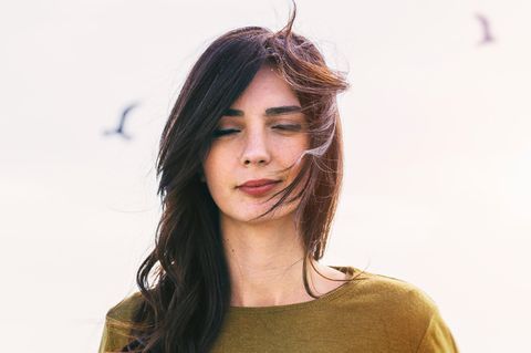Abtreibung: Eine junge Frau hat die Augen geschlossen