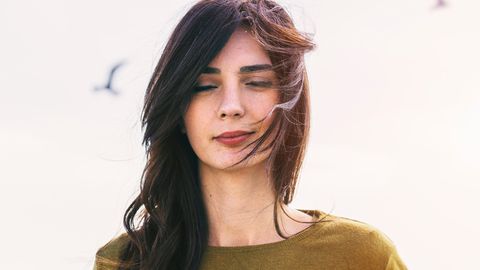 Abtreibung: Eine junge Frau hat die Augen geschlossen