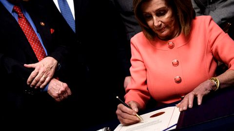 Nancy Pelosi unterzeichnet die Anklageschrift gegen Donald Trump 