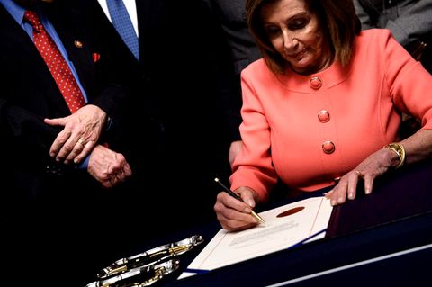 Nancy Pelosi unterzeichnet die Anklageschrift gegen Donald Trump 