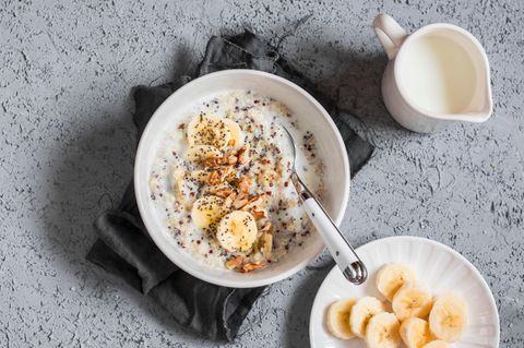 Hafermilch: Eine Schüssel mit Porridge steht auf einem Tisch