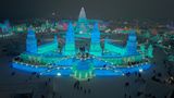 Alles in Grün und Blau getaucht: Die abendliche Illumination im Ice and Snow World Park 